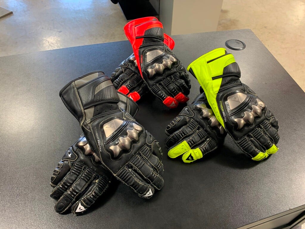 新しいデザインとなったダイネーゼ最高峰のレーシンググローブ【FULL METAL 7 GLOVES】